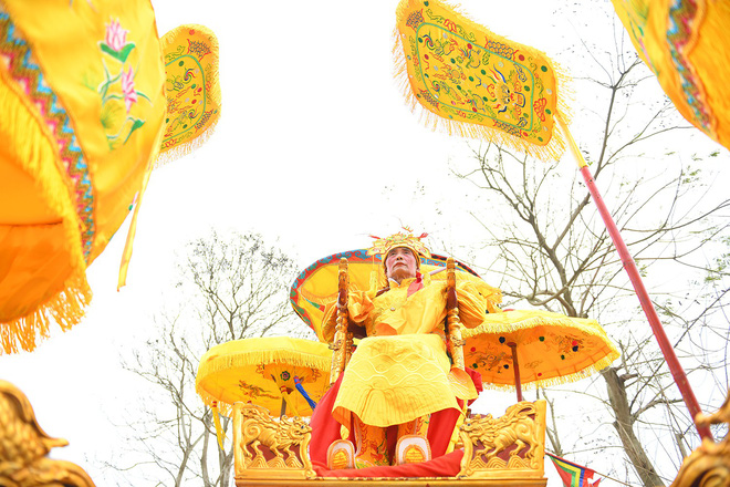 Hàng ngàn người chen chân xem rước vua sống tung tiền phát lộc